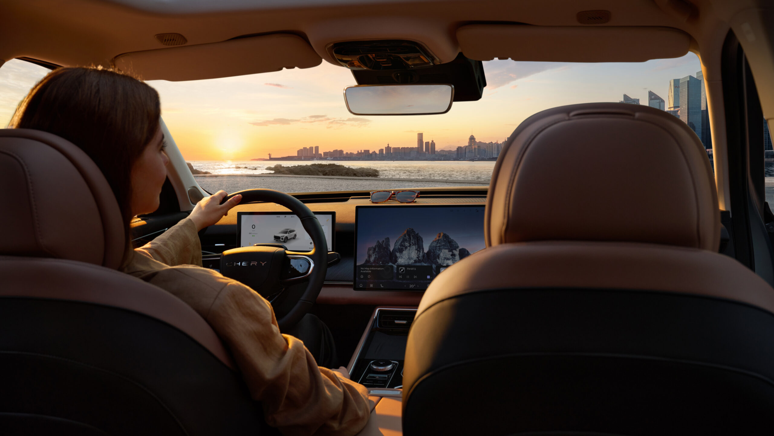chery-tiggo9-interni-donna-volante-schermo-touchscreen